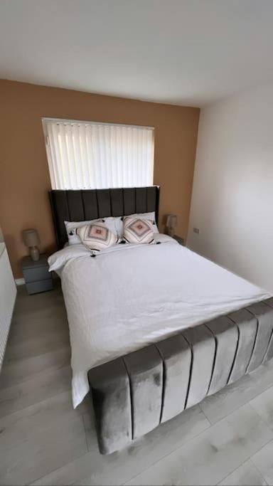 3 Stories, 5 Bedroom House In Prime Location With Balcony And Shared Garden Liverpool Exterior photo