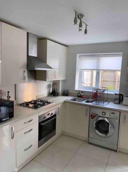 3 Stories, 5 Bedroom House In Prime Location With Balcony And Shared Garden Liverpool Exterior photo