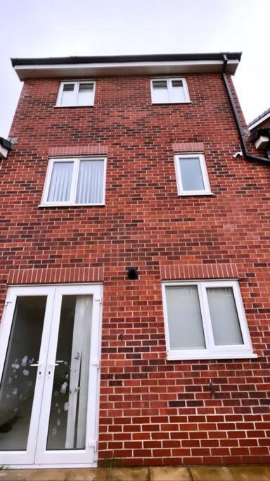3 Stories, 5 Bedroom House In Prime Location With Balcony And Shared Garden Liverpool Exterior photo