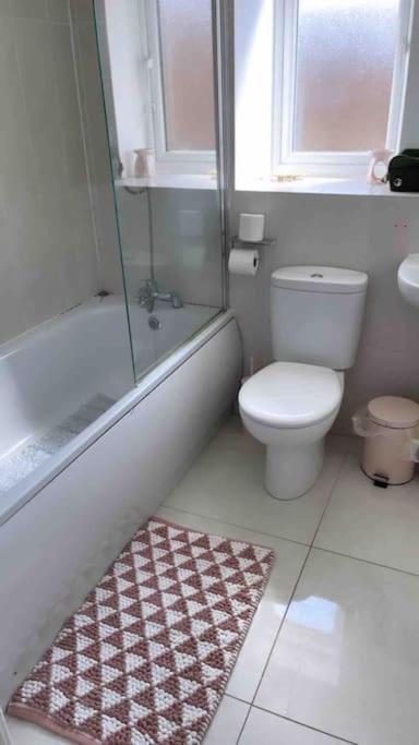 3 Stories, 5 Bedroom House In Prime Location With Balcony And Shared Garden Liverpool Exterior photo